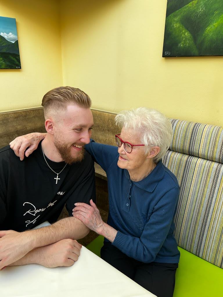 Oma und Enkel harmomisch vereint
