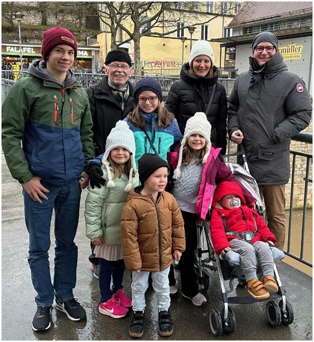 Rolf mit seinen Kindern und Enkelkindern
